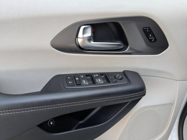 Used 2023 Chrysler Pacifica Touring-L FWD image 23