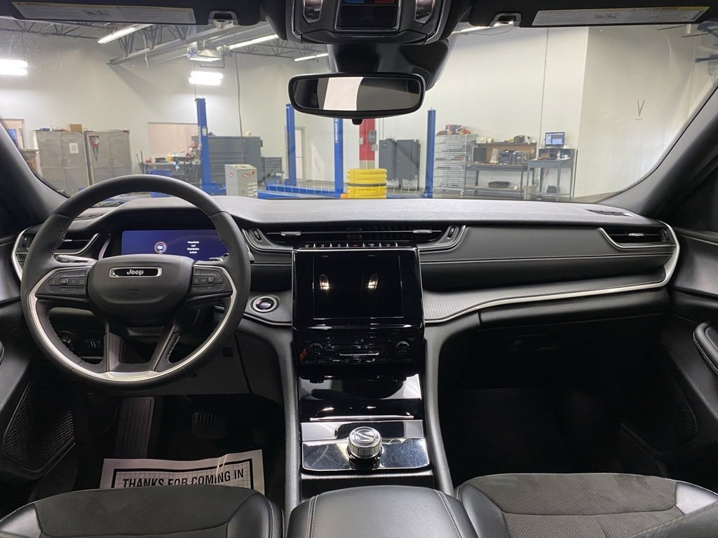 Used 2024 Jeep Grand Cherokee Altitude image 25