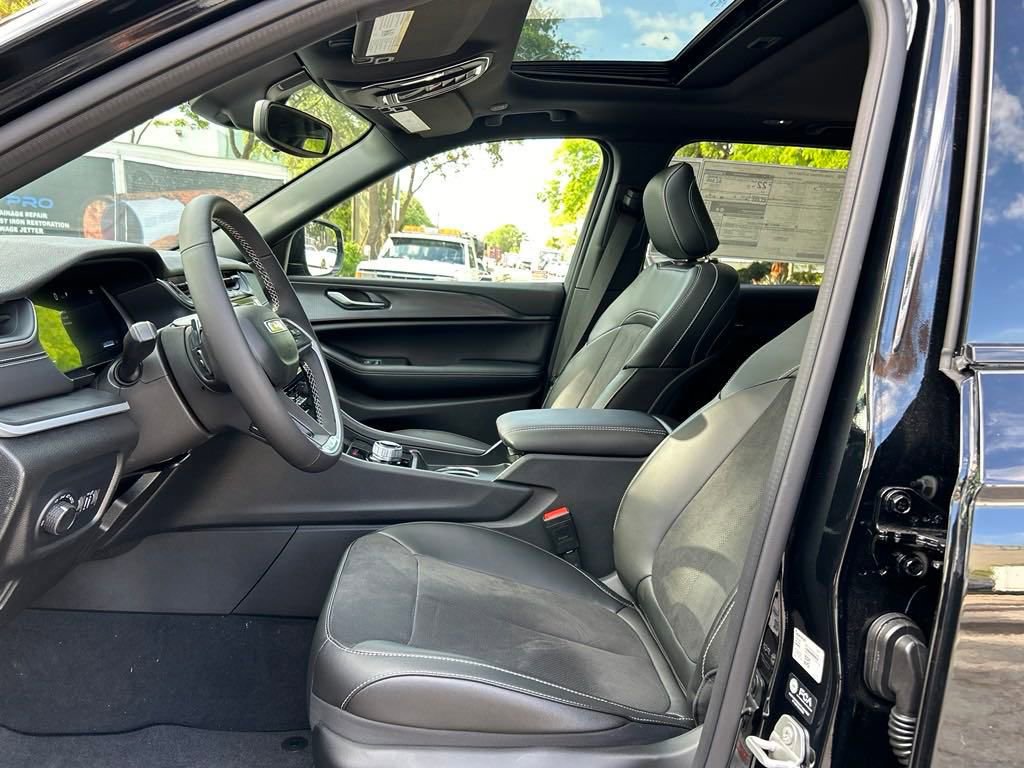 New 2024 Jeep Grand Cherokee Altitude RWD image 10