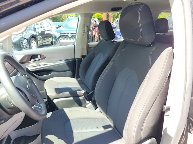 Used 2023 Chrysler Voyager LX FWD image 18