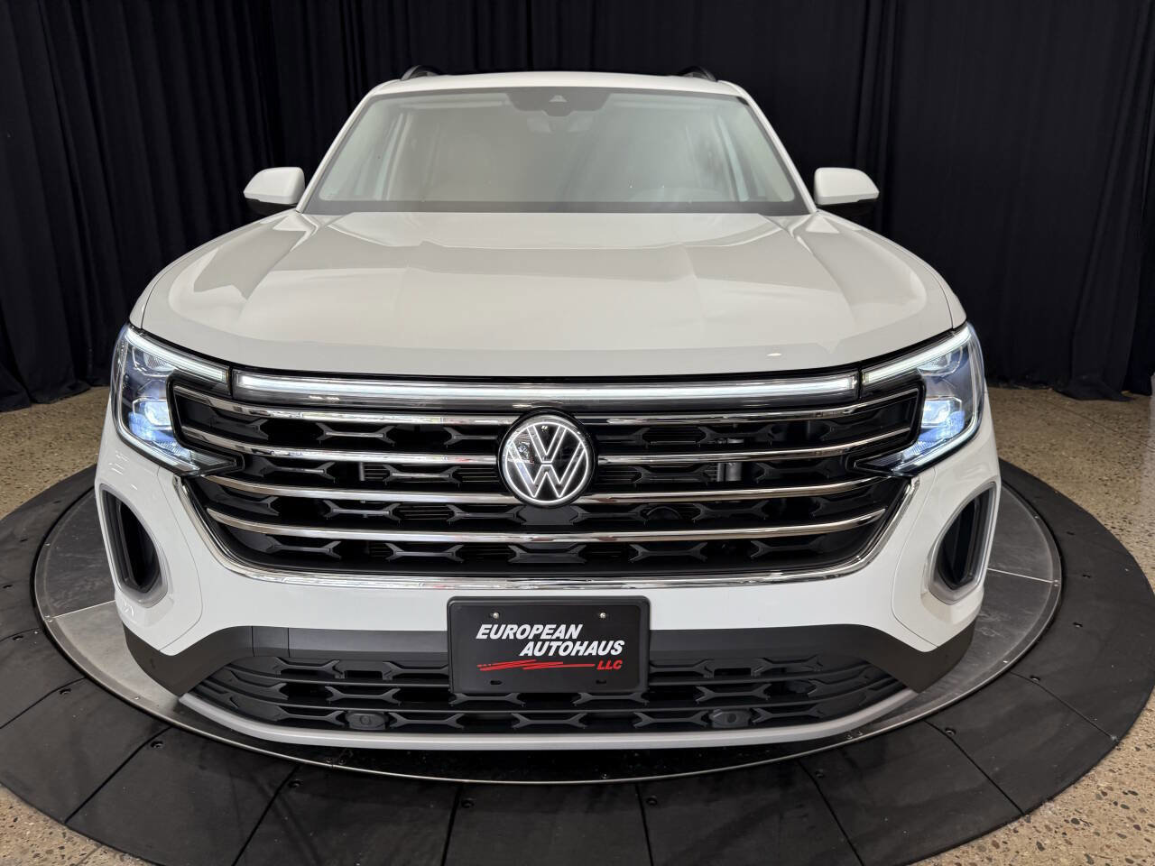 Used 2024 Volkswagen Atlas SE w/ Panoramic Sunroof Package image 13