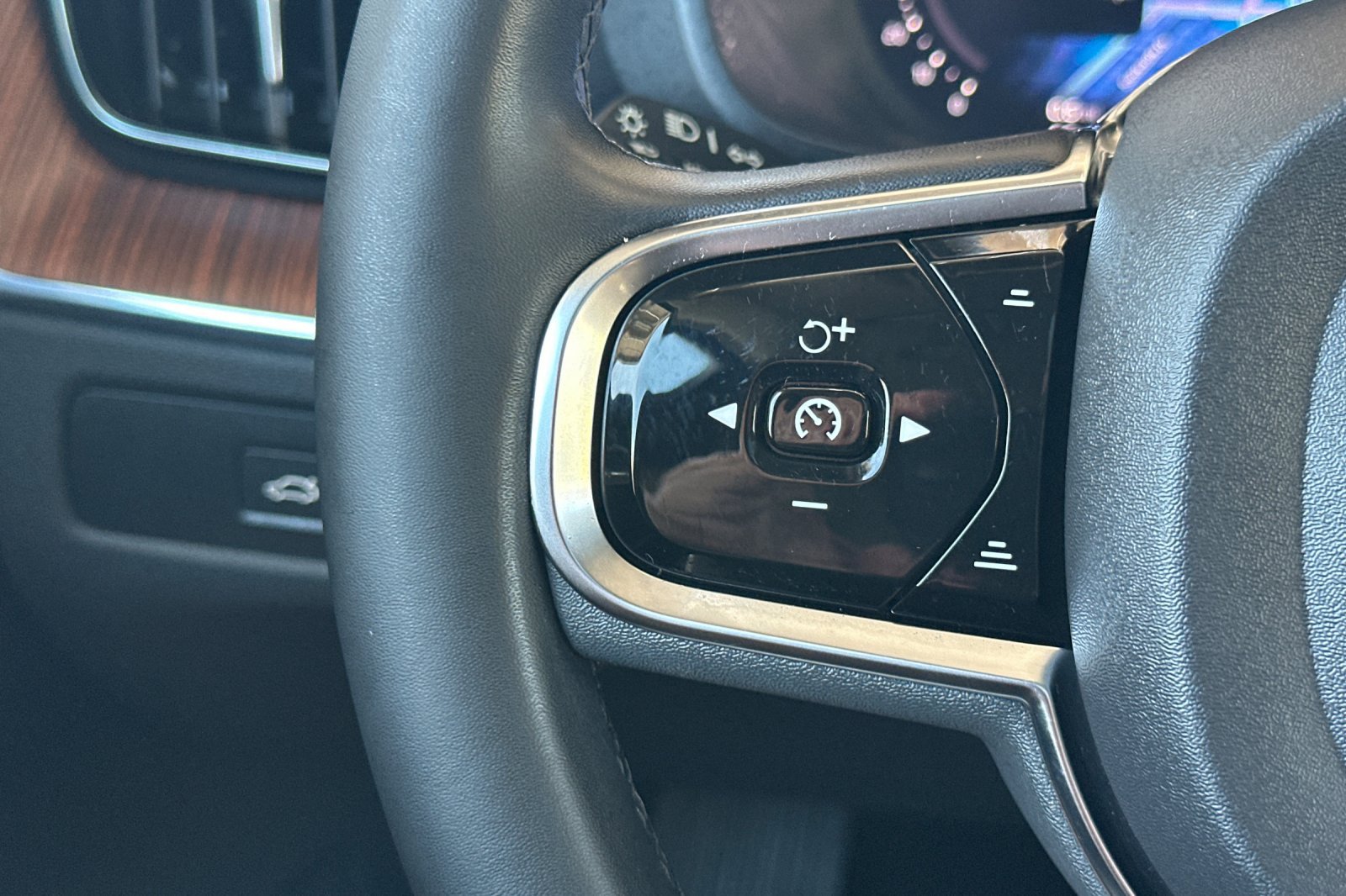 Certified 2023 Volvo XC60 B5 Plus w/ Climate Package FWD image 29