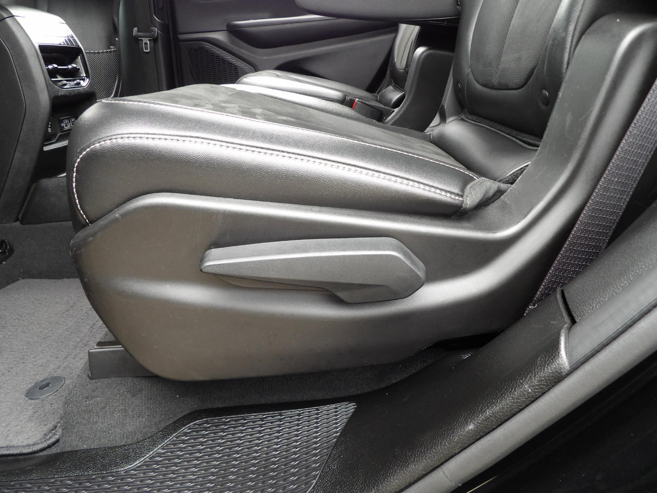 Used 2023 Jeep Grand Cherokee L Laredo image 31