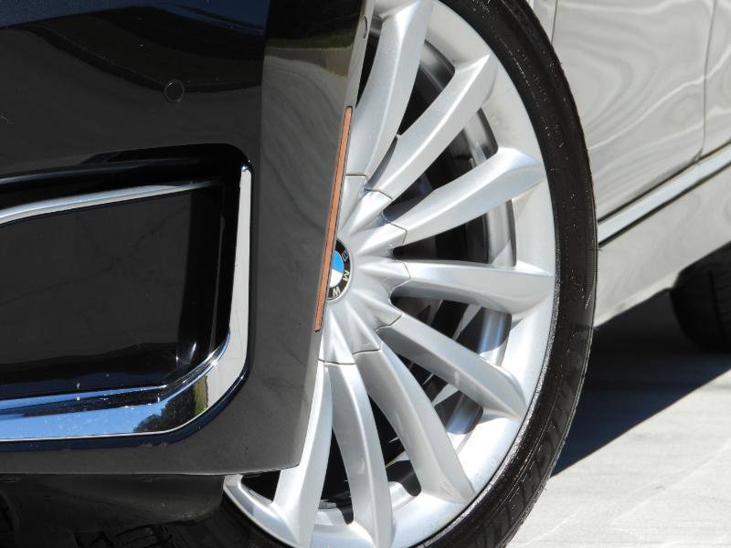 Used 2021 BMW 740i w/ Premium Package image 7