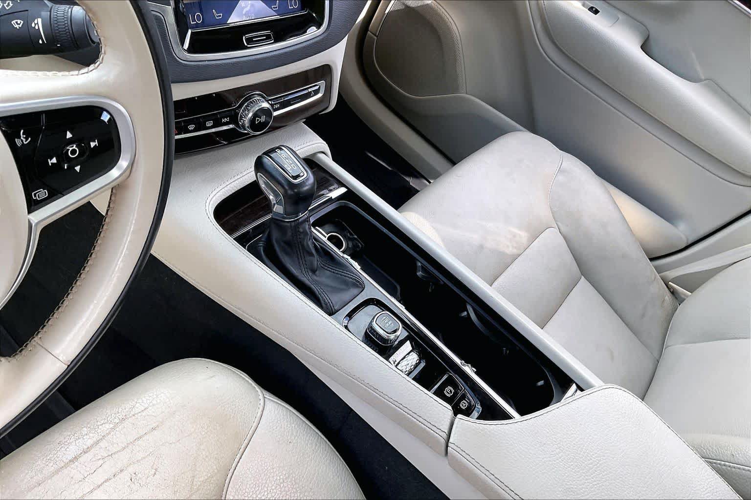 Used 2019 Volvo XC90 T6 Momentum w/ Advanced Package AWD/4WD image 16