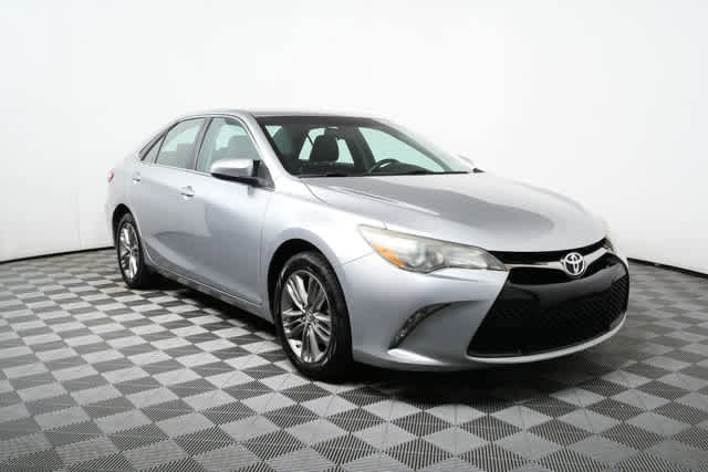 Used 2016 Toyota Camry SE image 1