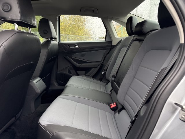 Used 2025 Volkswagen Jetta SE FWD image 14