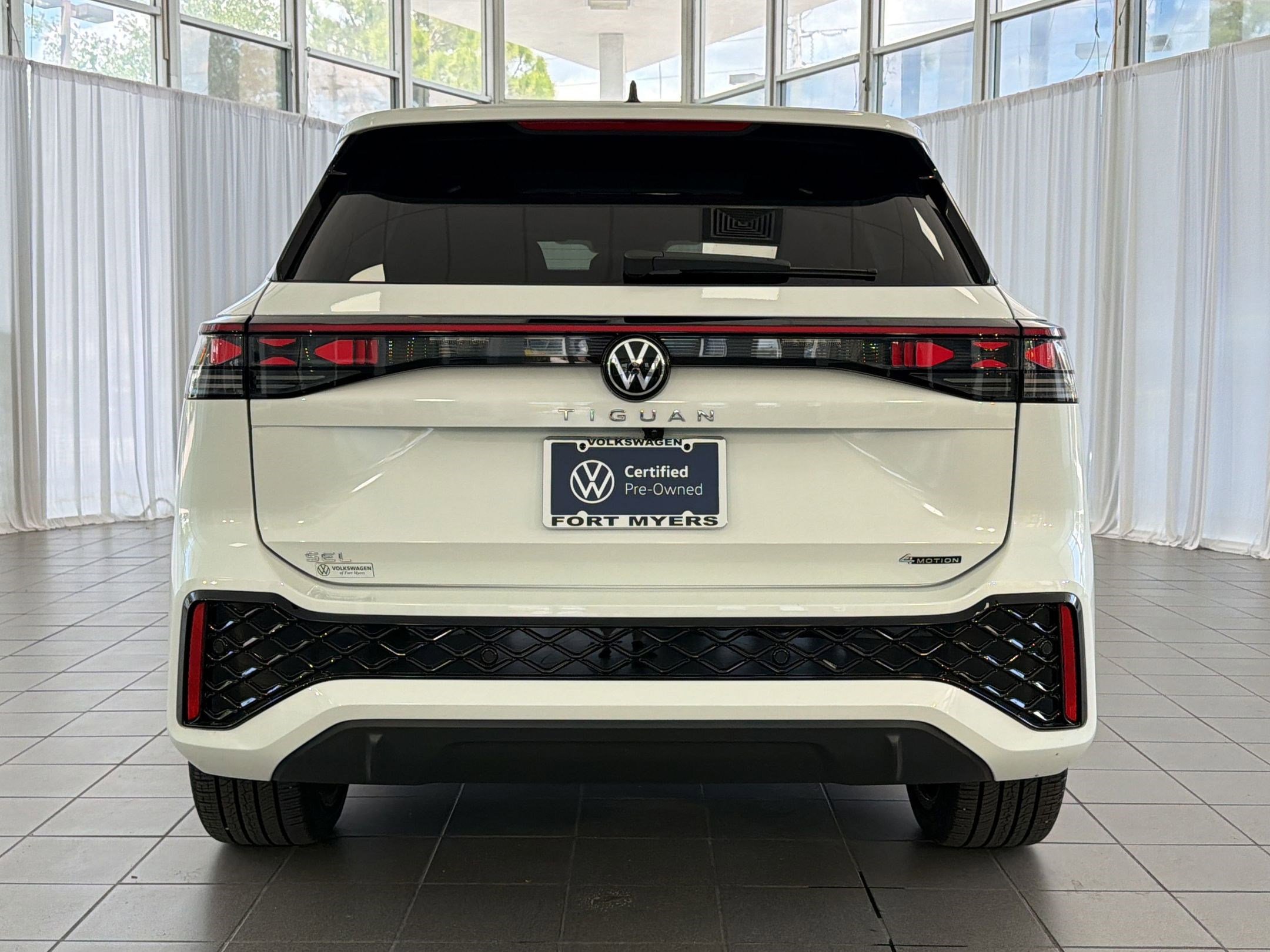 Used 2025 Volkswagen Tiguan SEL R-Line image 10