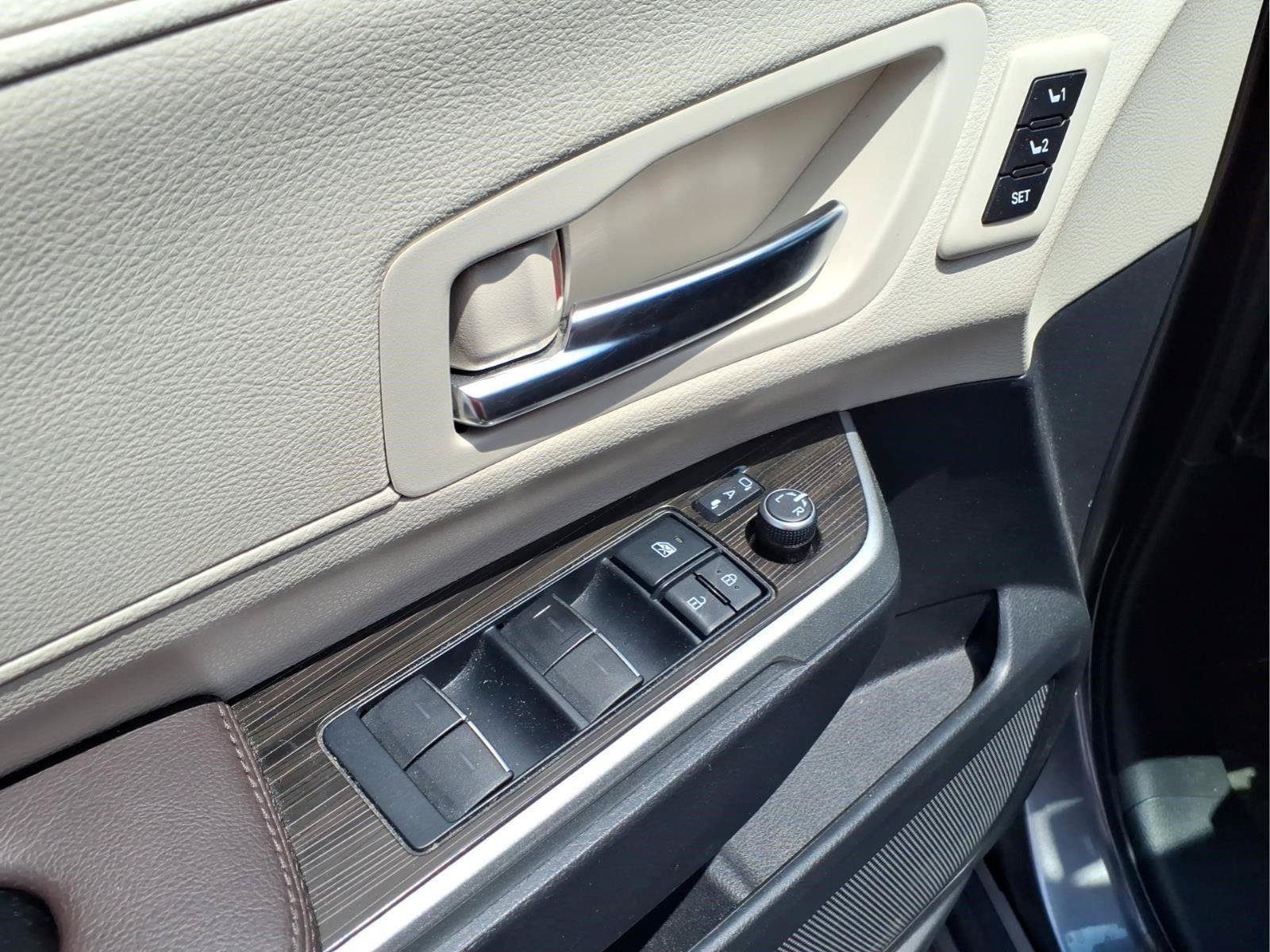 Used 2022 Toyota Sienna Platinum FWD image 22