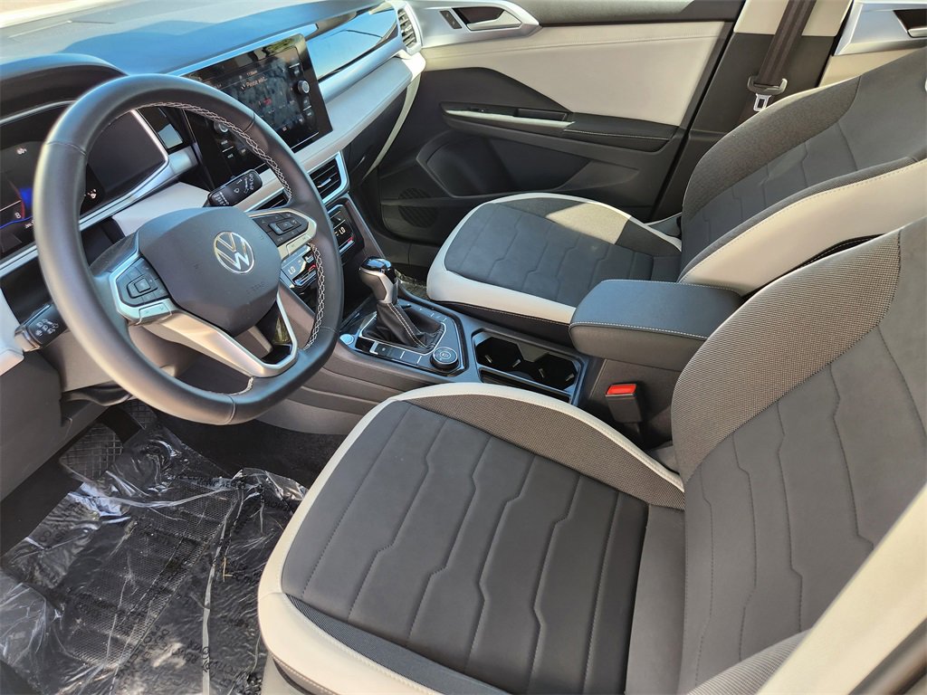 Used 2025 Volkswagen Taos SE image 6