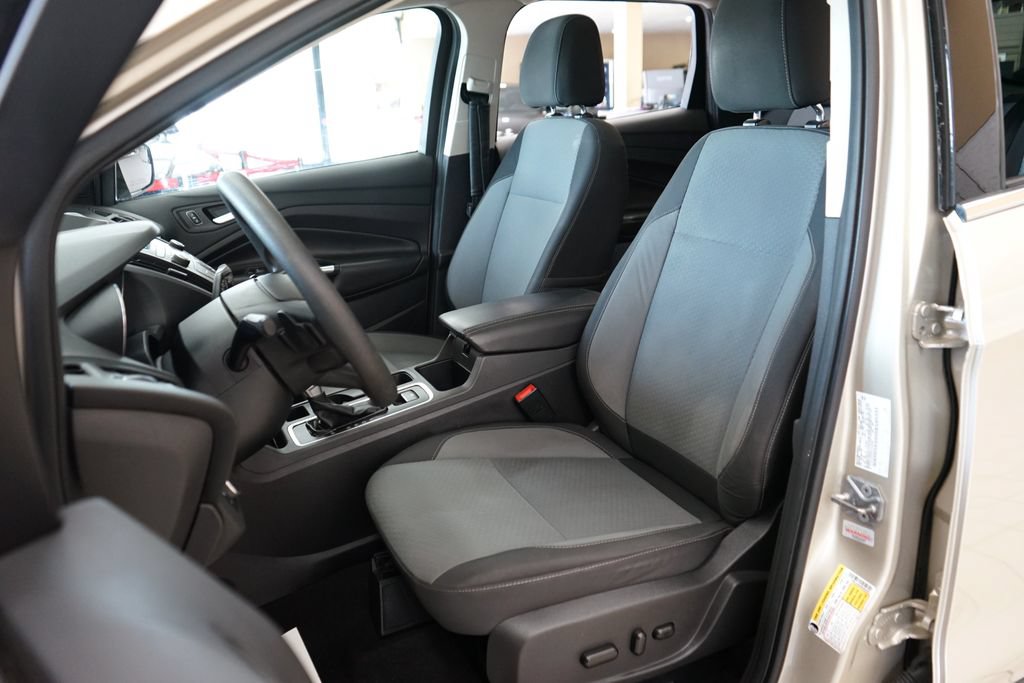 Used 2017 Ford Escape SE FWD image 2