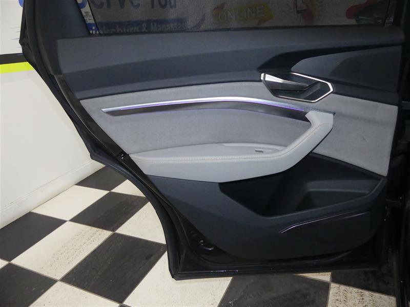 Used 2024 Audi Q8 e-tron Prestige image 33