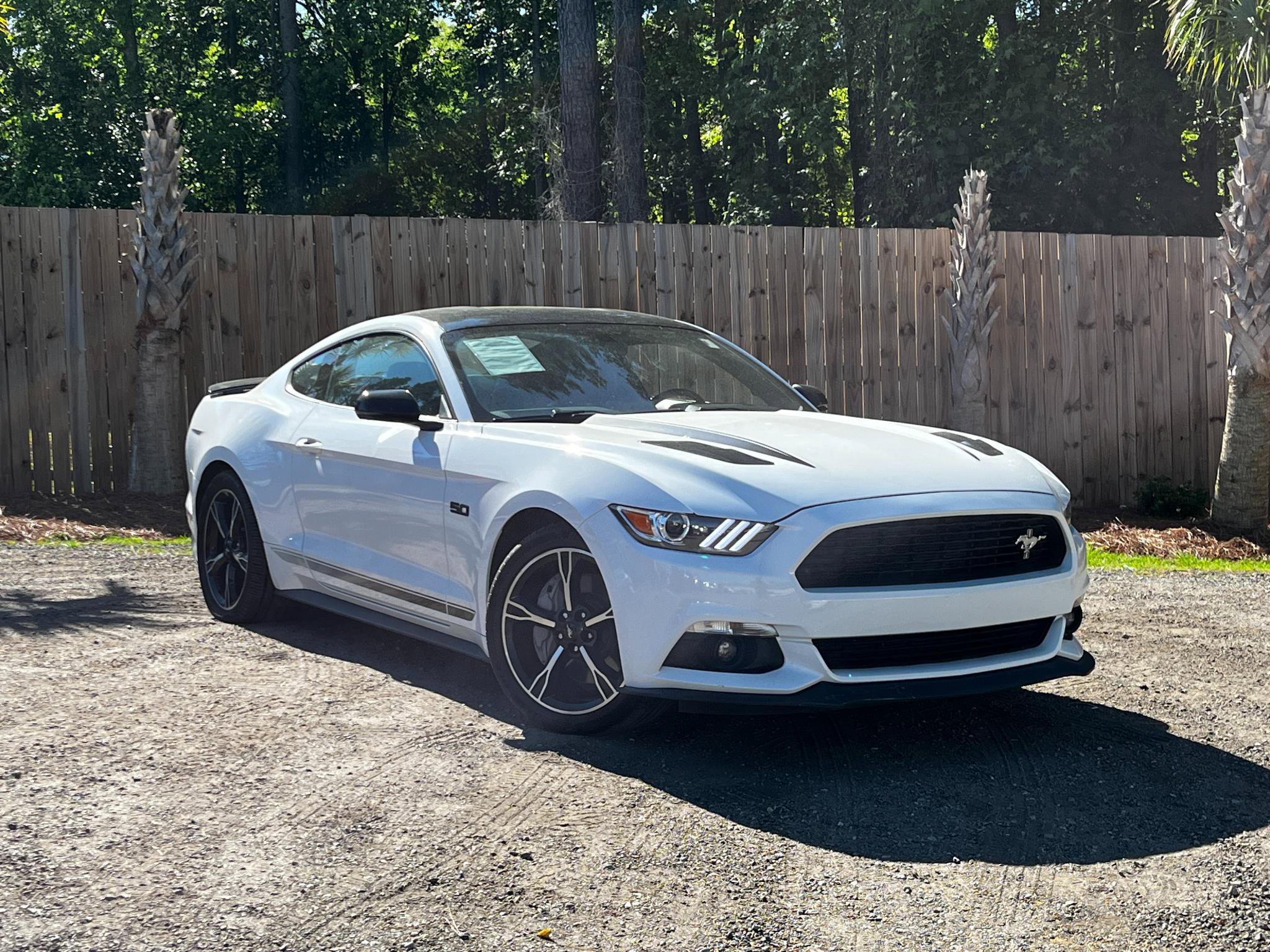 Used 2017 Ford Mustang GT Premium RWD image 1