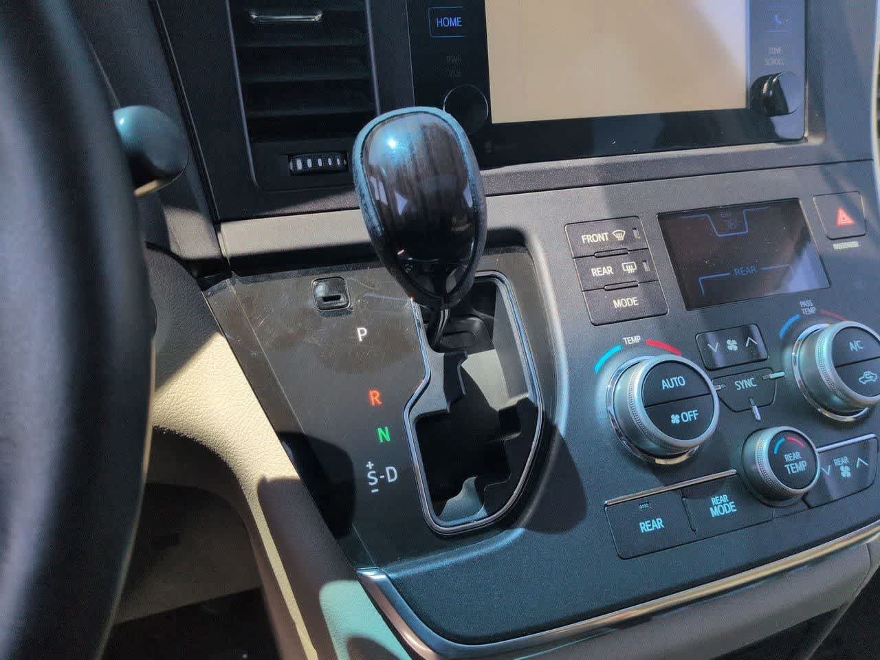 Used 2015 Toyota Sienna XLE FWD image 30