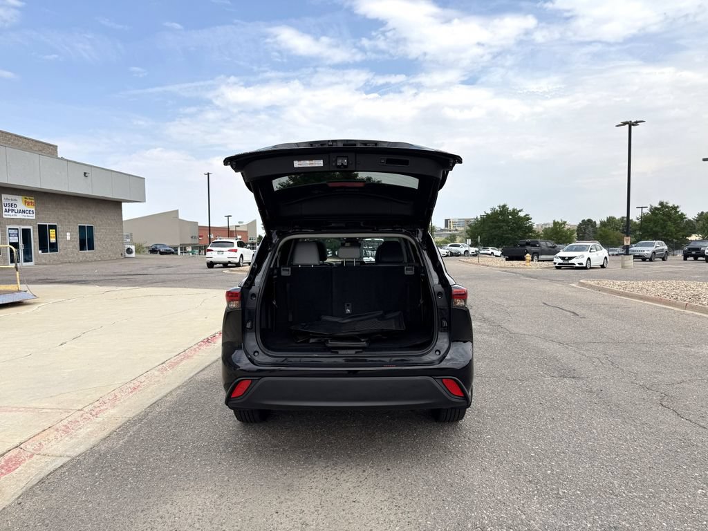 Used 2023 Toyota Highlander XLE AWD/4WD image 9