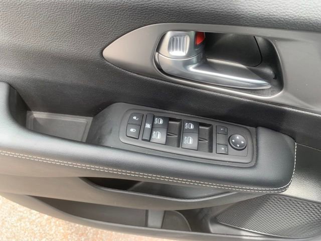 Used 2025 Chrysler Pacifica Select FWD image 11