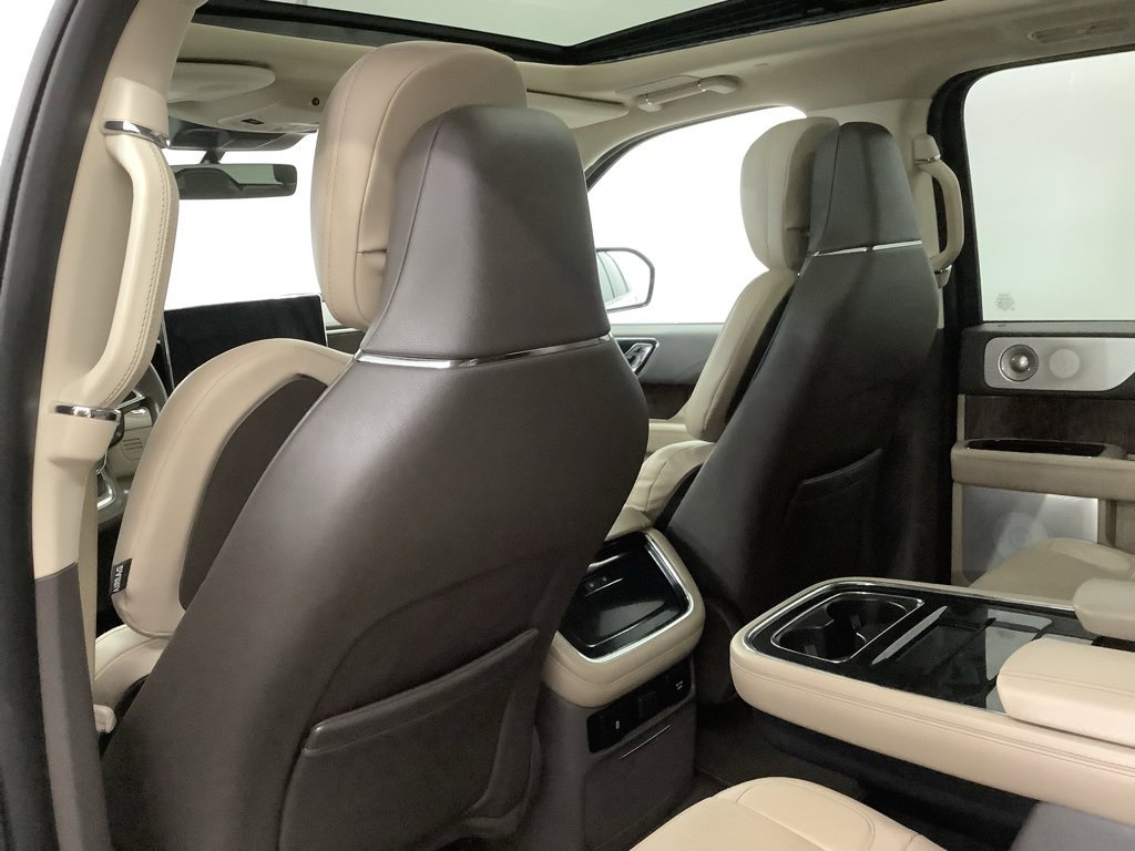 Used 2022 Lincoln Navigator Reserve image 9