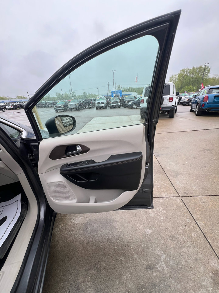 Used 2017 Chrysler Pacifica Touring image 14