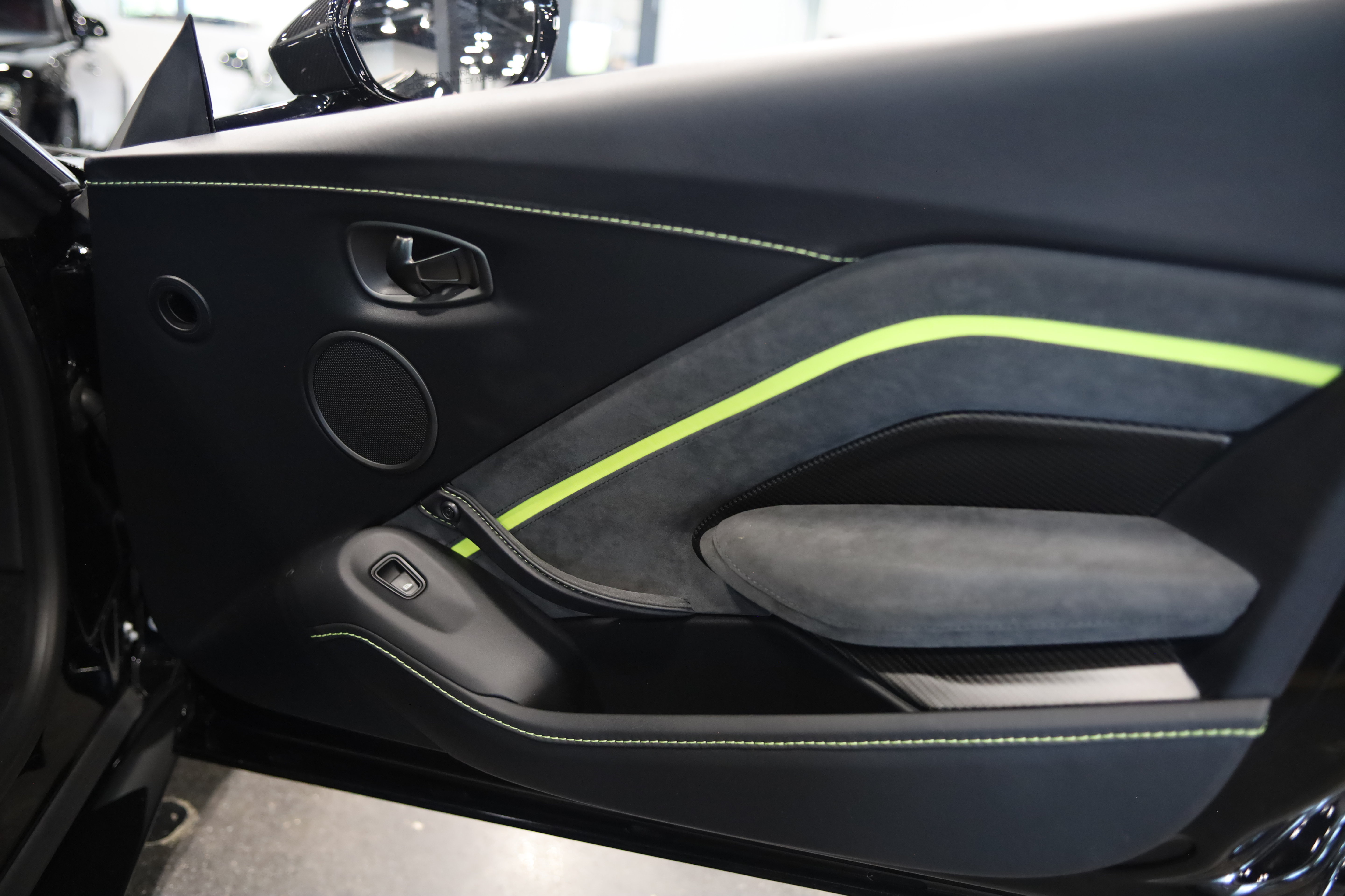 Used 2023 Aston Martin V8 Vantage Coupe RWD image 34