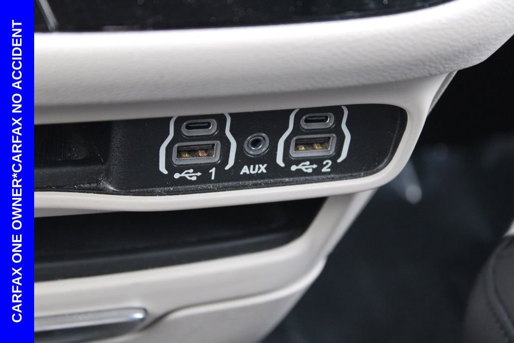 Used 2023 Chrysler Pacifica Touring-L image 41