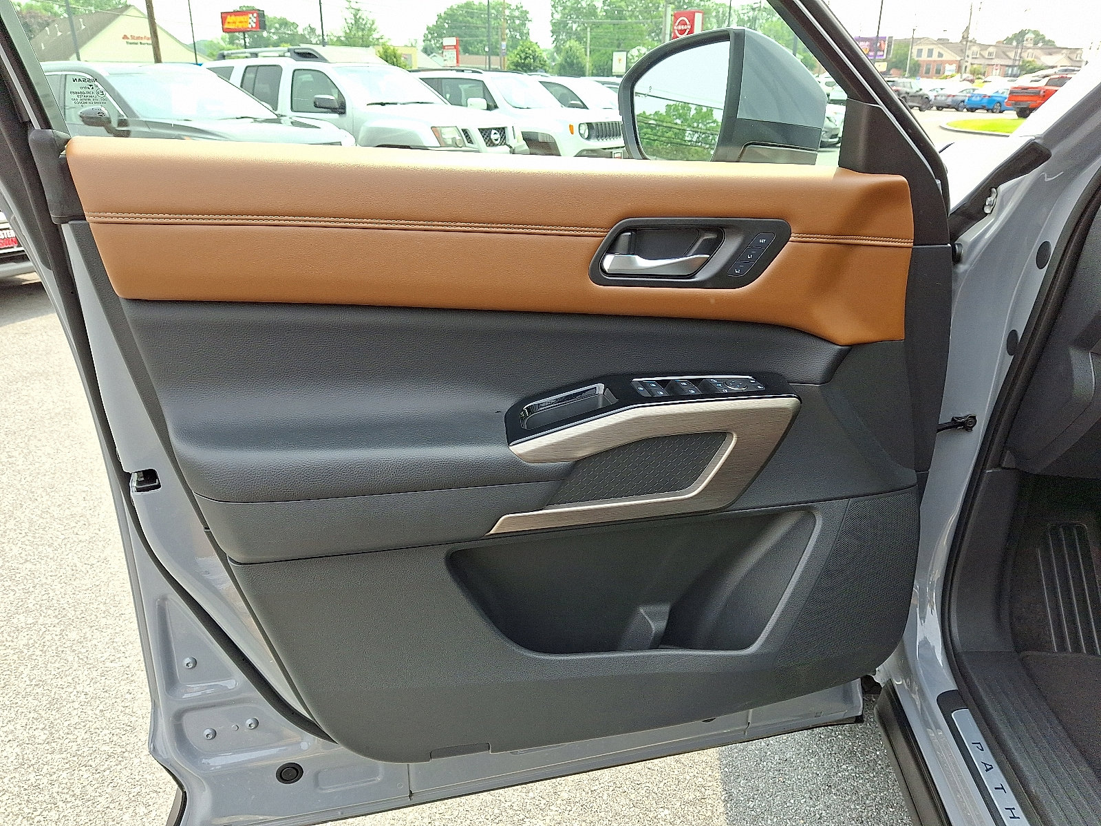 Certified 2023 Nissan Pathfinder Platinum w/ Black Appearance Package image 15