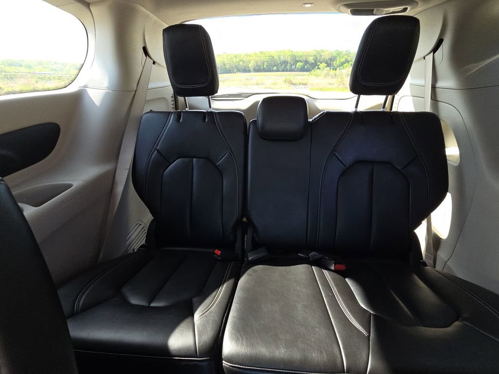 Used 2023 Chrysler Pacifica Touring-L FWD image 13