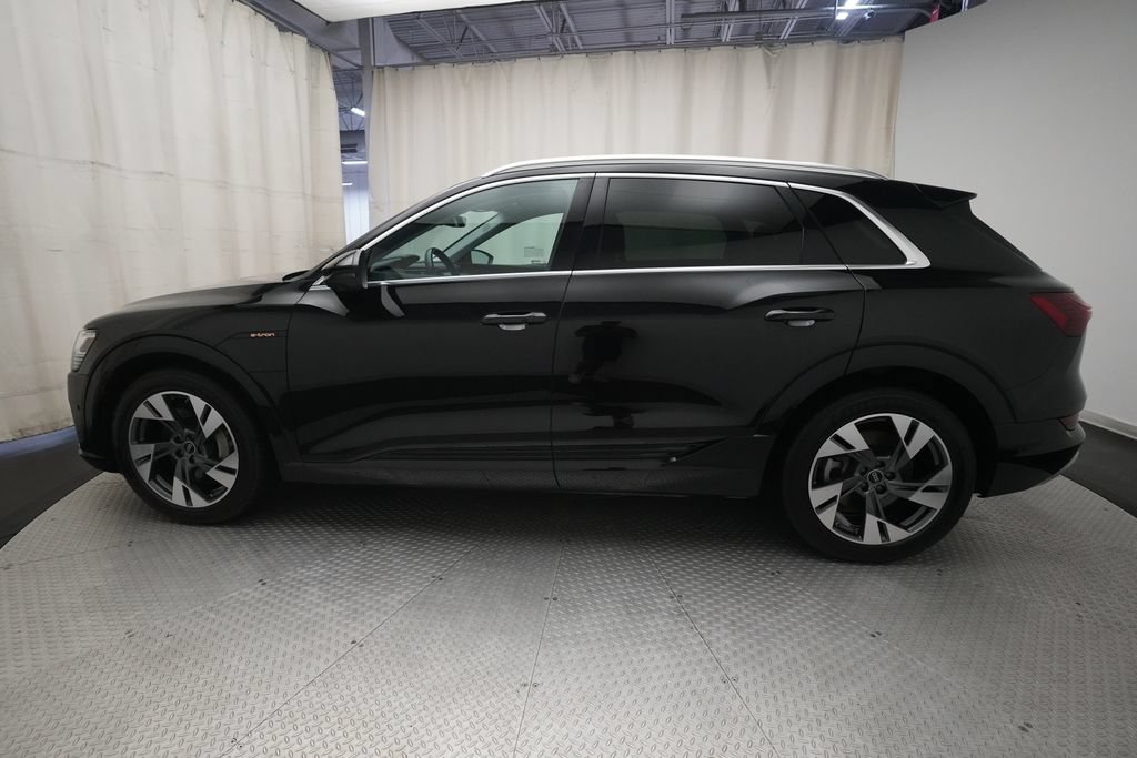 Used 2022 Audi e-tron Premium Plus w/ Premium Plus Package AWD/4WD image 24