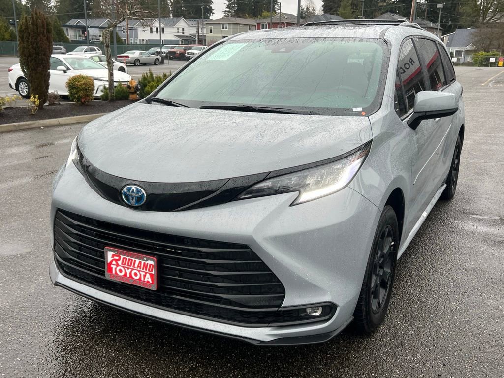 Used 2025 Toyota Sienna XLE Woodland Edition image 4