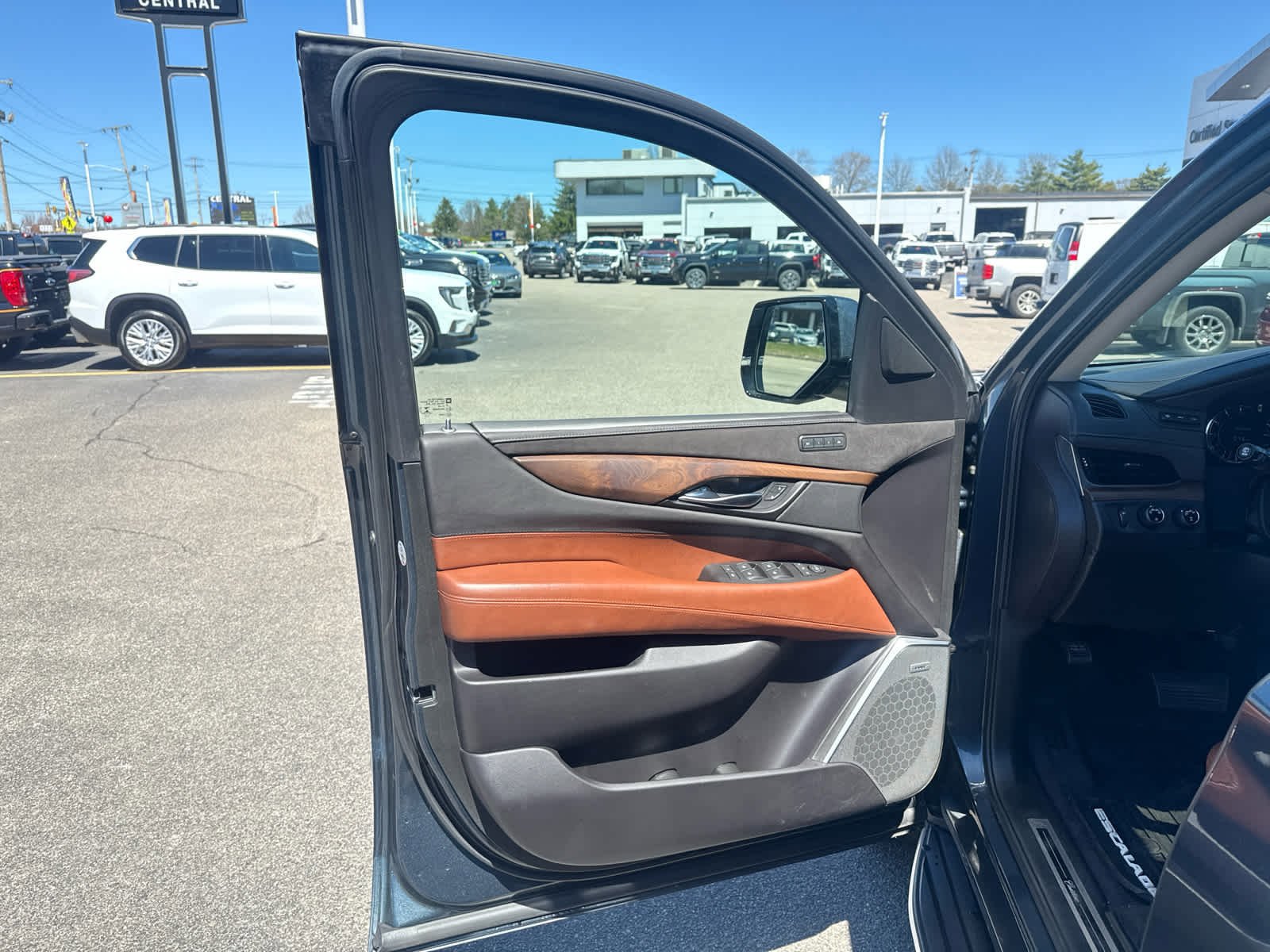 Used 2020 Cadillac Escalade Luxury AWD/4WD image 13