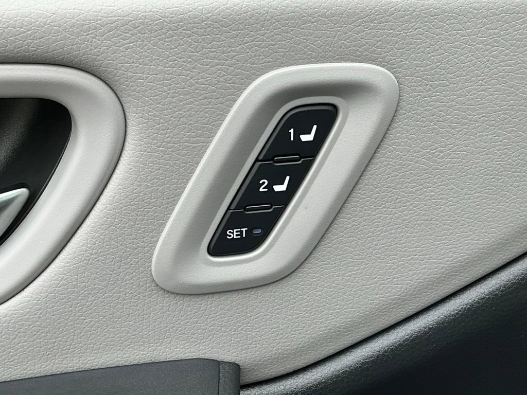 Used 2025 Honda Pilot Touring image 13