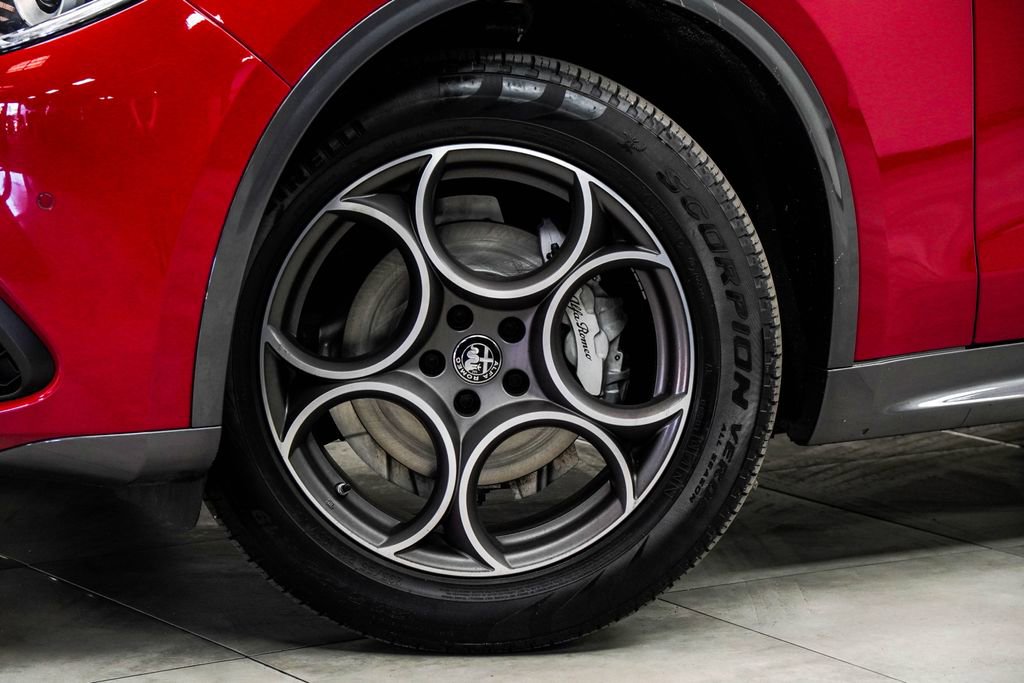 Used 2023 Alfa Romeo Stelvio Ti image 3