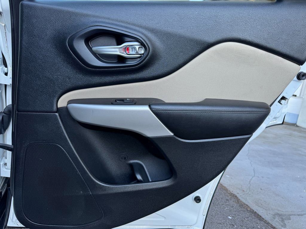 Used 2017 Jeep Cherokee Latitude w/ Comfort/Convenience Group image 16