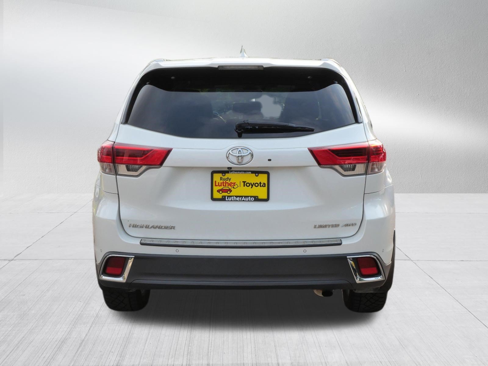 Certified 2017 Toyota Highlander Limited Platinum w/ Carpet Mat Package AWD/4WD image 6