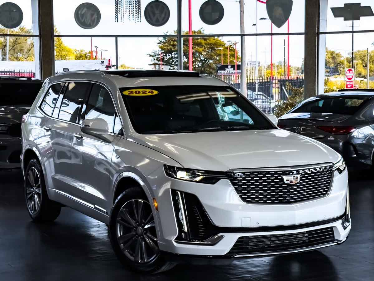 Used 2024 Cadillac XT6 Premium Luxury w/ Technology Package image 2