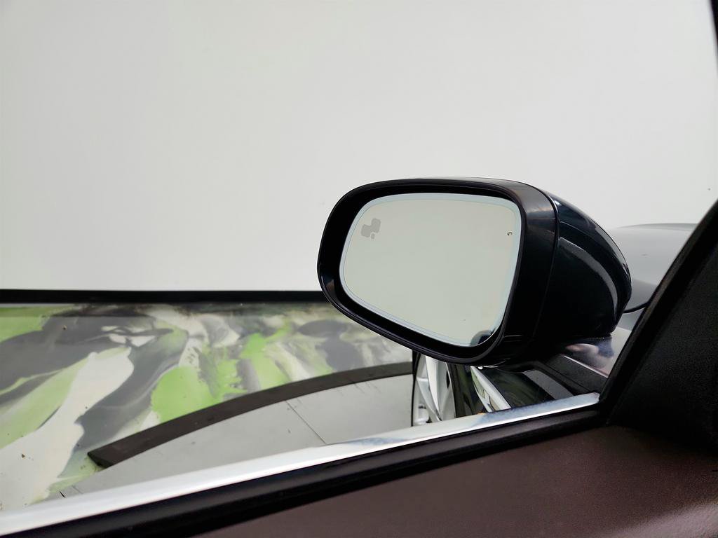 Used 2015 Jaguar XJ AWD image 16
