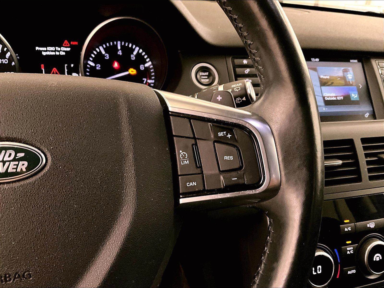 Used 2016 Land Rover Discovery Sport SE image 18