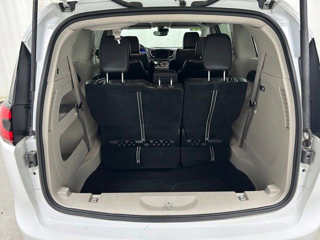 Used 2023 Chrysler Pacifica Touring-L image 11