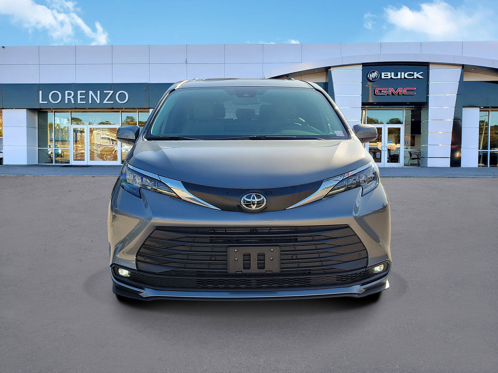 Used 2026 Toyota Sienna XLE FWD image 2