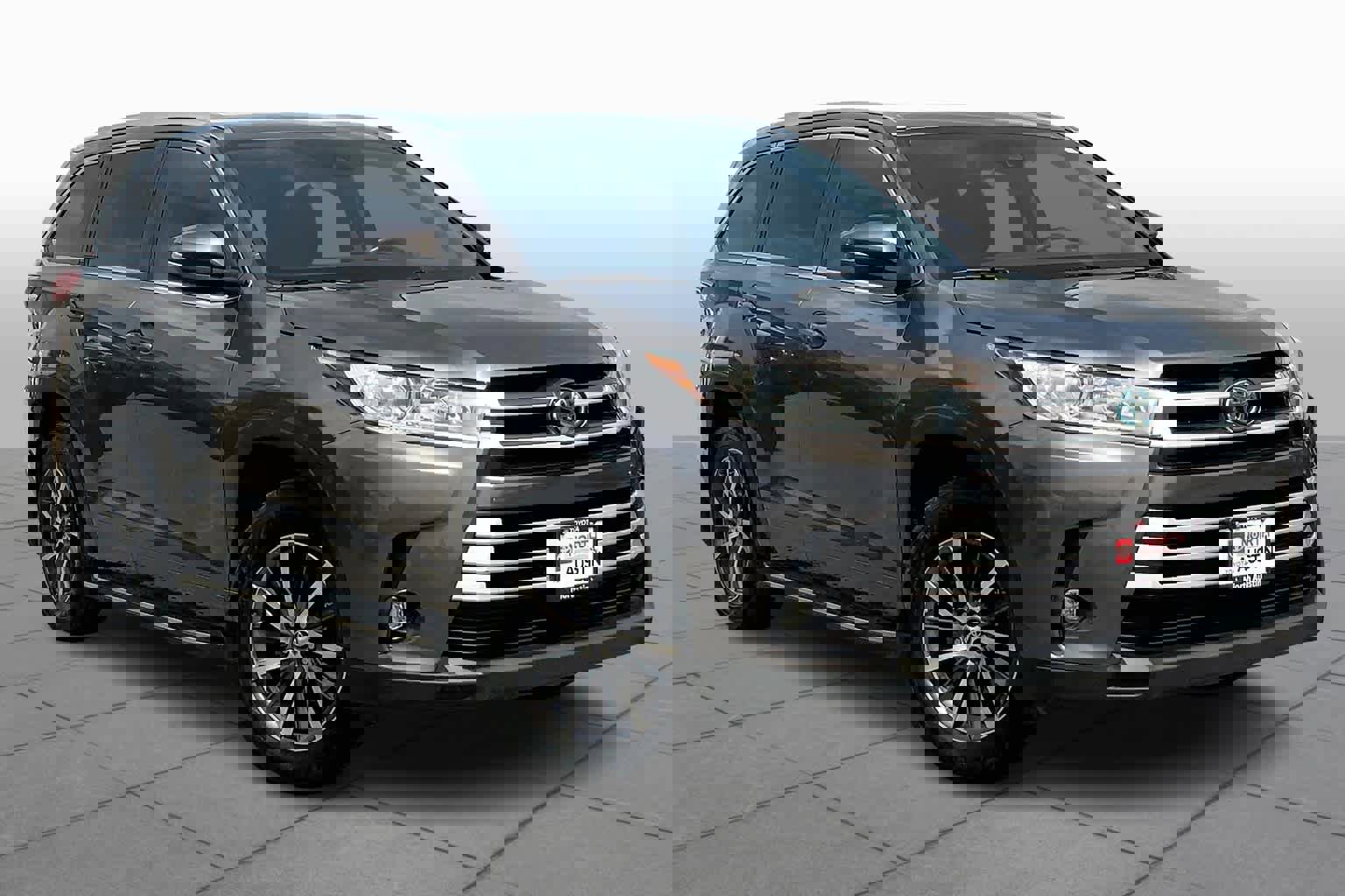 Used 2017 Toyota Highlander XLE image 2