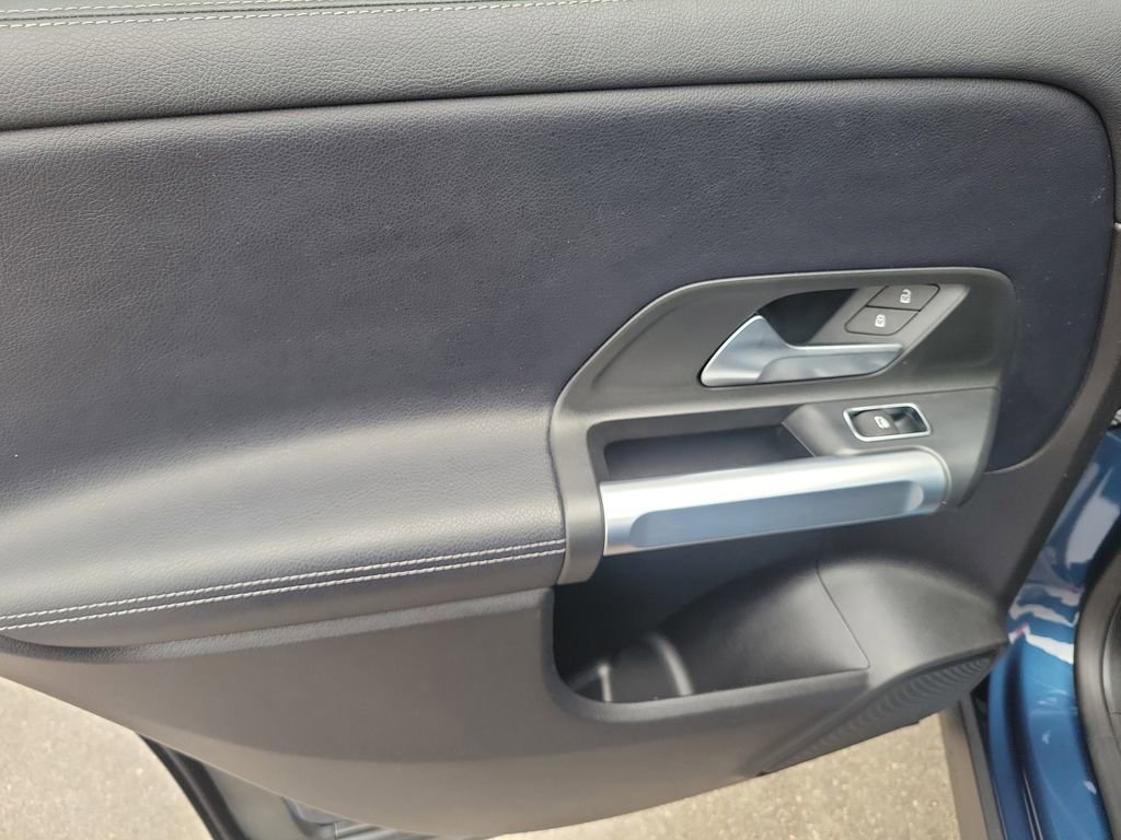 Used 2021 Mercedes-Benz GLB 250 w/ Premium Package image 8