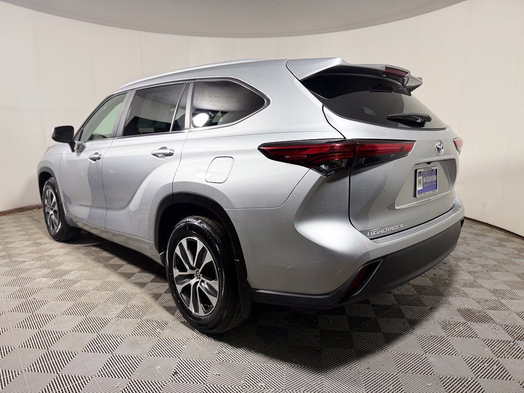 Used 2023 Toyota Highlander XLE AWD/4WD image 4
