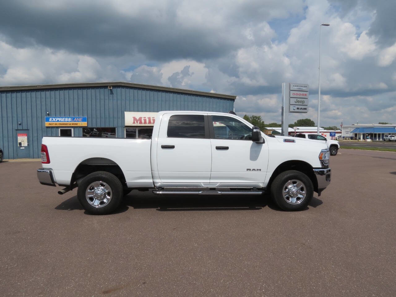 Used 2024 RAM 2500 Big Horn w/ Bed Utility Group image 1