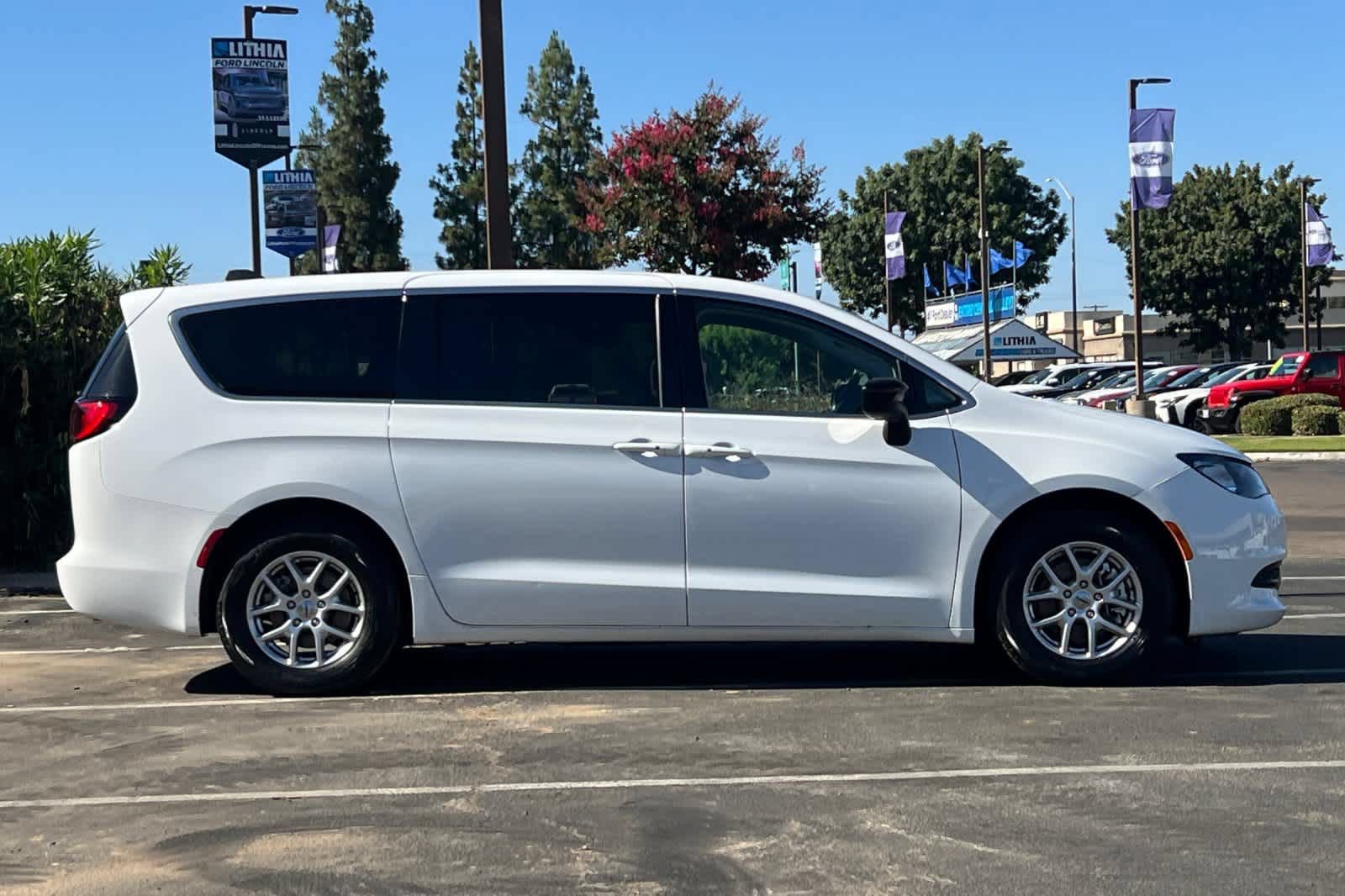 Used 2024 Chrysler Voyager LX FWD image 9