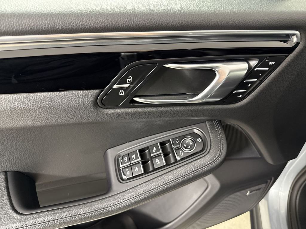 Certified 2025 Porsche Macan image 34