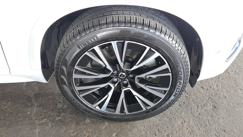 Certified 2025 Volvo XC90 T8 Plus image 9