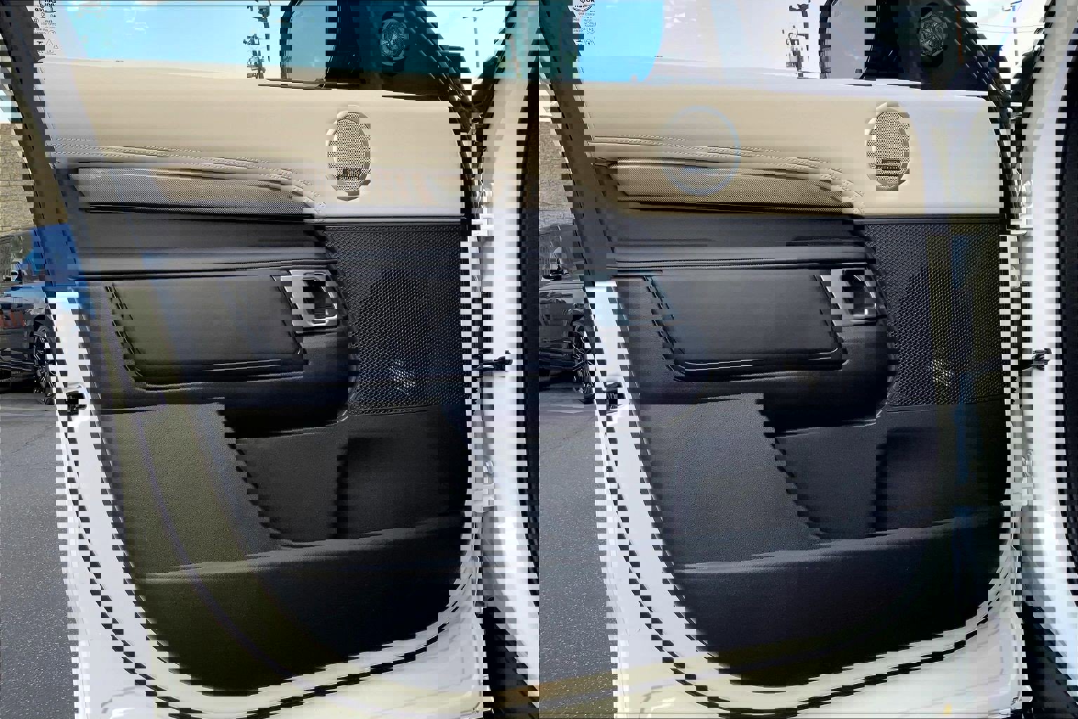 Used 2024 Land Rover Discovery Metropolitan Edition image 21