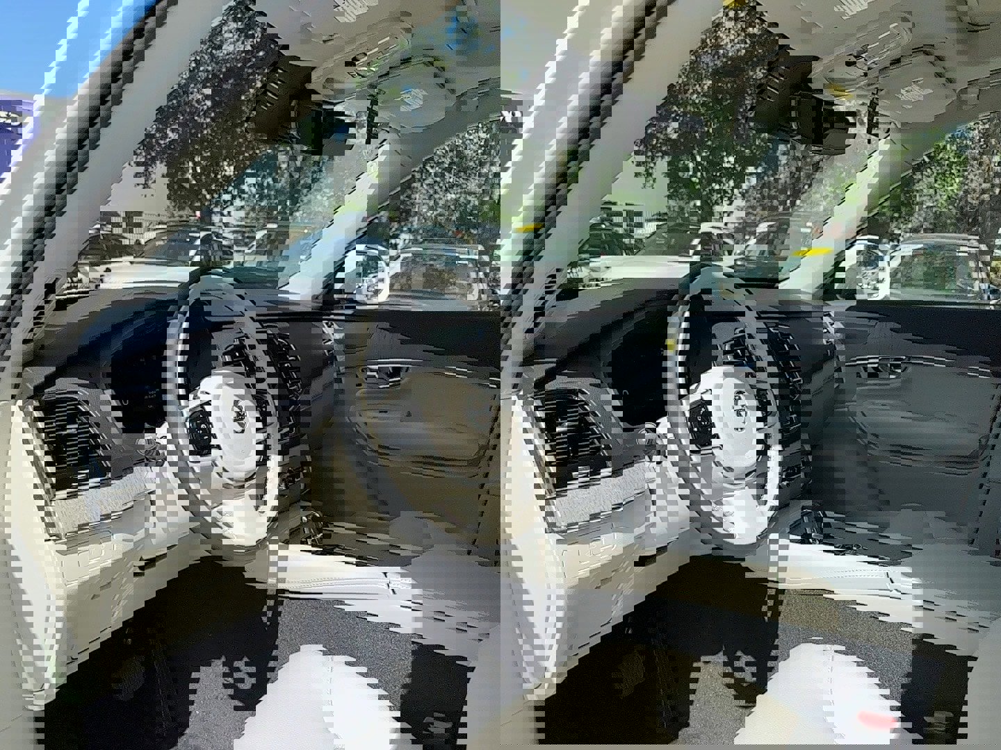 New 2025 Volvo XC90 T8 Plus w/ Protection Package Premier image 12