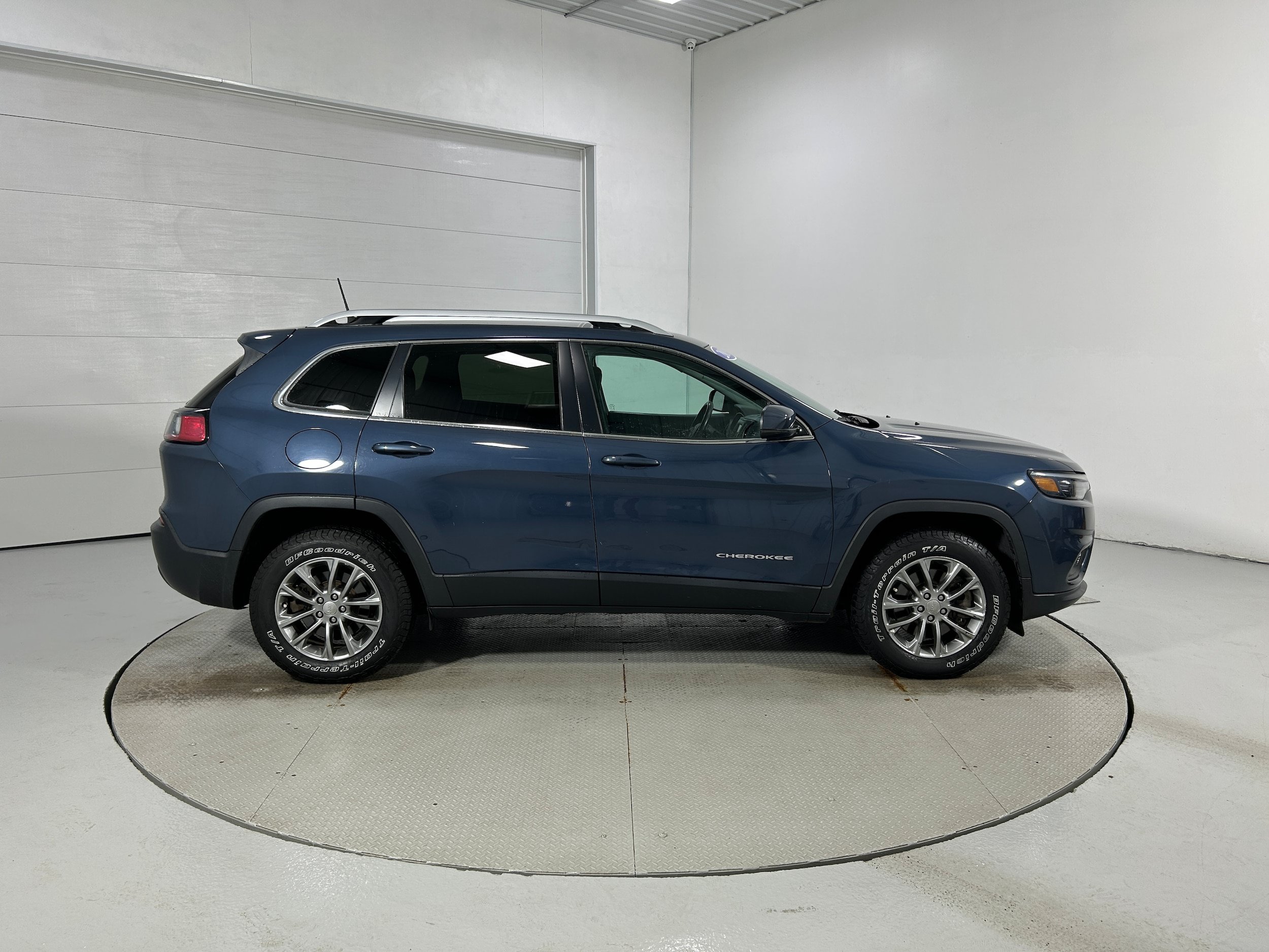 Used 2019 Jeep Cherokee Latitude Plus AWD/4WD image 37