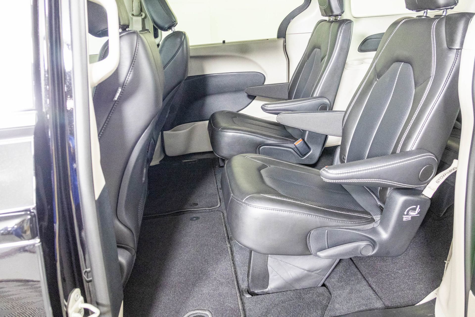 Used 2024 Chrysler Pacifica Touring-L image 28