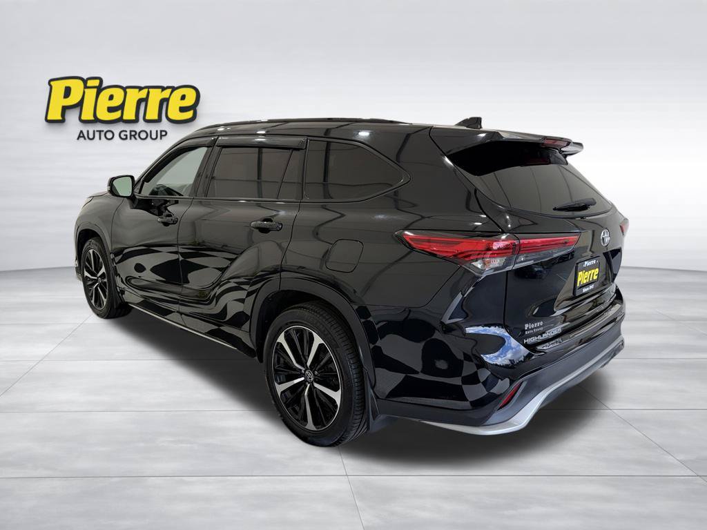 Used 2022 Toyota Highlander XSE AWD/4WD image 2